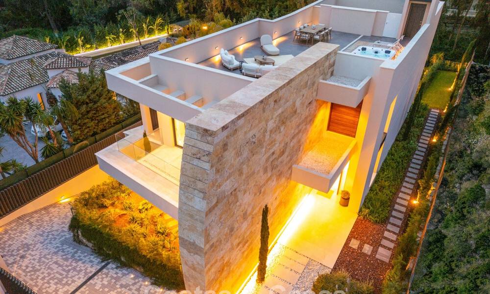 Villa de diseño avanzada en venta a pocos pasos del campo de golf, en el corazón de Nueva Andalucía, Marbella 798431