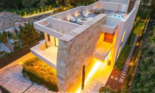 Villa de diseño avanzada en venta a pocos pasos del campo de golf, en el corazón de Nueva Andalucía, Marbella 798431 