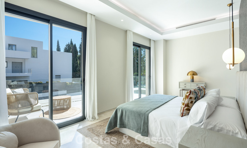 Villa de diseño avanzada en venta a pocos pasos del campo de golf, en el corazón de Nueva Andalucía, Marbella 798432