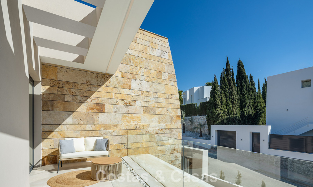 Villa de diseño avanzada en venta a pocos pasos del campo de golf, en el corazón de Nueva Andalucía, Marbella 798434