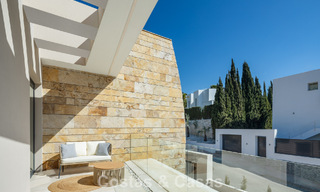 Villa de diseño avanzada en venta a pocos pasos del campo de golf, en el corazón de Nueva Andalucía, Marbella 798434 
