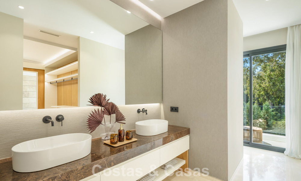 Villa de diseño avanzada en venta a pocos pasos del campo de golf, en el corazón de Nueva Andalucía, Marbella 798438