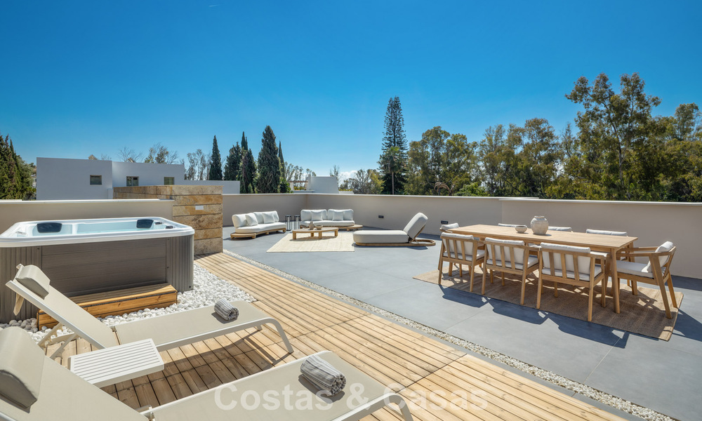 Villa de diseño avanzada en venta a pocos pasos del campo de golf, en el corazón de Nueva Andalucía, Marbella 798439