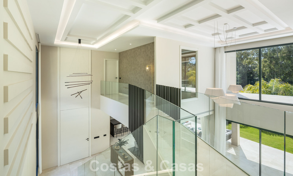 Villa de diseño avanzada en venta a pocos pasos del campo de golf, en el corazón de Nueva Andalucía, Marbella 798440
