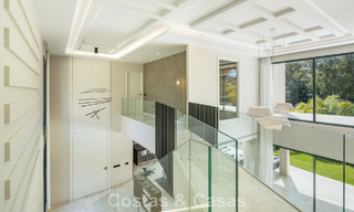 Villa de diseño avanzada en venta a pocos pasos del campo de golf, en el corazón de Nueva Andalucía, Marbella 798440 