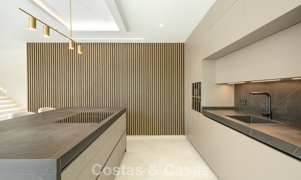 Villa de diseño avanzada en venta a pocos pasos del campo de golf, en el corazón de Nueva Andalucía, Marbella 798442