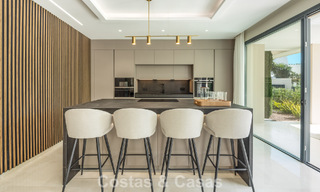 Villa de diseño avanzada en venta a pocos pasos del campo de golf, en el corazón de Nueva Andalucía, Marbella 798447 