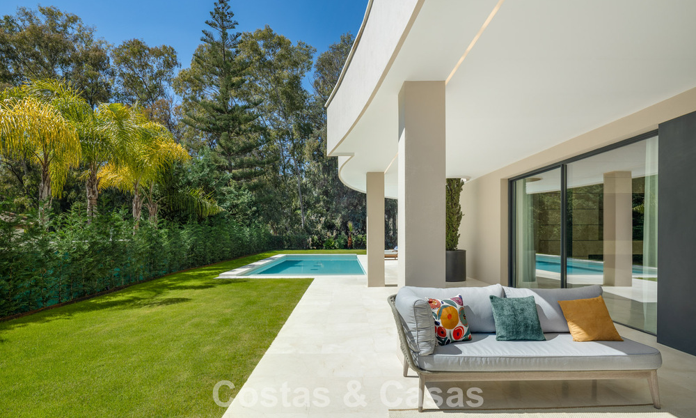 Villa de diseño avanzada en venta a pocos pasos del campo de golf, en el corazón de Nueva Andalucía, Marbella 798448