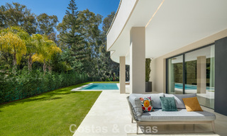 Villa de diseño avanzada en venta a pocos pasos del campo de golf, en el corazón de Nueva Andalucía, Marbella 798448 