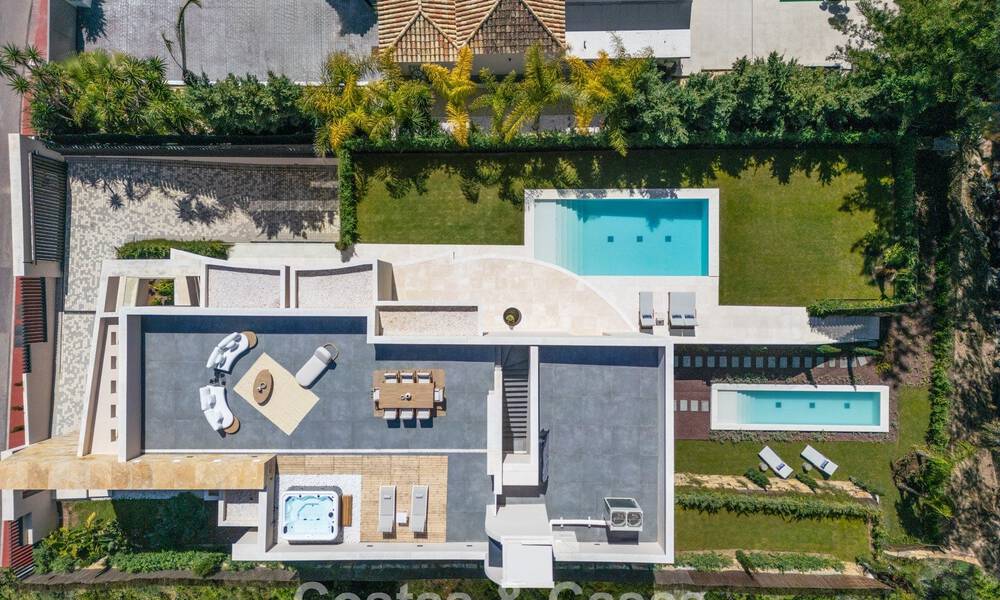 Villa de diseño avanzada en venta a pocos pasos del campo de golf, en el corazón de Nueva Andalucía, Marbella 798450