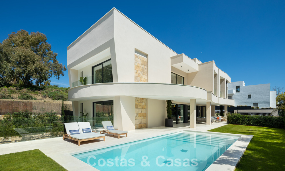 Villa de diseño avanzada en venta a pocos pasos del campo de golf, en el corazón de Nueva Andalucía, Marbella 798453