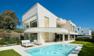 Villa de diseño avanzada en venta a pocos pasos del campo de golf, en el corazón de Nueva Andalucía, Marbella 798453 
