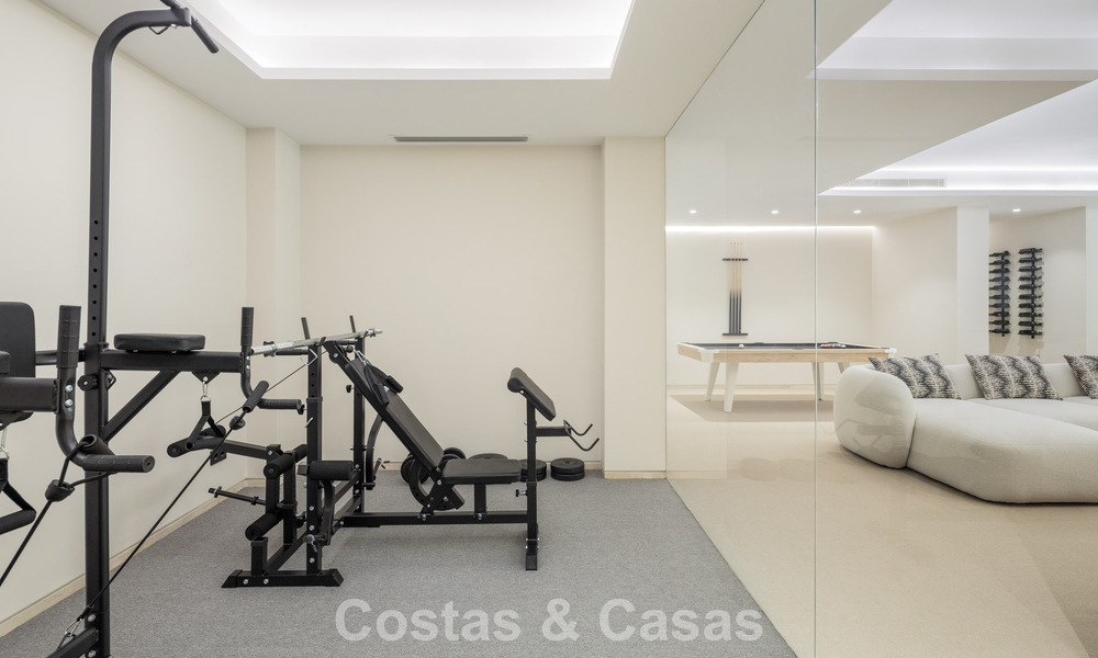 Villa de diseño avanzada en venta a pocos pasos del campo de golf, en el corazón de Nueva Andalucía, Marbella 798455