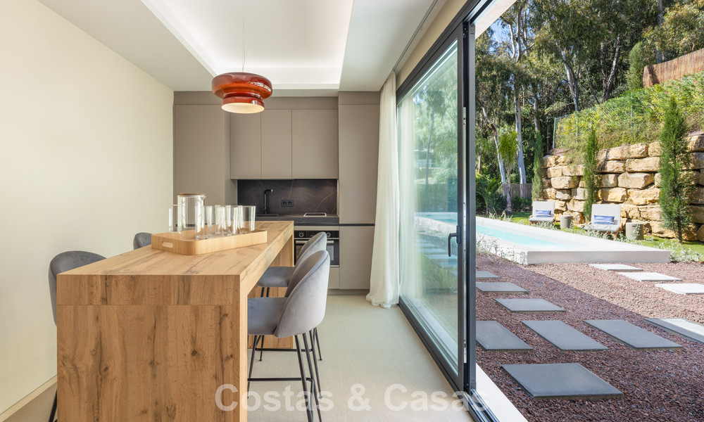Villa de diseño avanzada en venta a pocos pasos del campo de golf, en el corazón de Nueva Andalucía, Marbella 798458