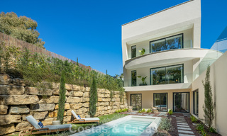 Villa de diseño avanzada en venta a pocos pasos del campo de golf, en el corazón de Nueva Andalucía, Marbella 798463 