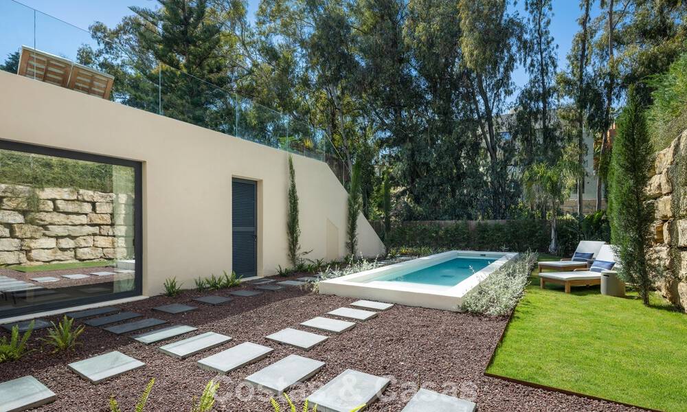 Villa de diseño avanzada en venta a pocos pasos del campo de golf, en el corazón de Nueva Andalucía, Marbella 798464