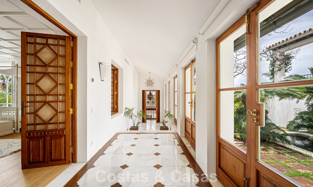 Majestuosa villa de lujo con estilo arquitectónico mediterráneo clásico en venta en Sierra Blanca, Marbella 798497