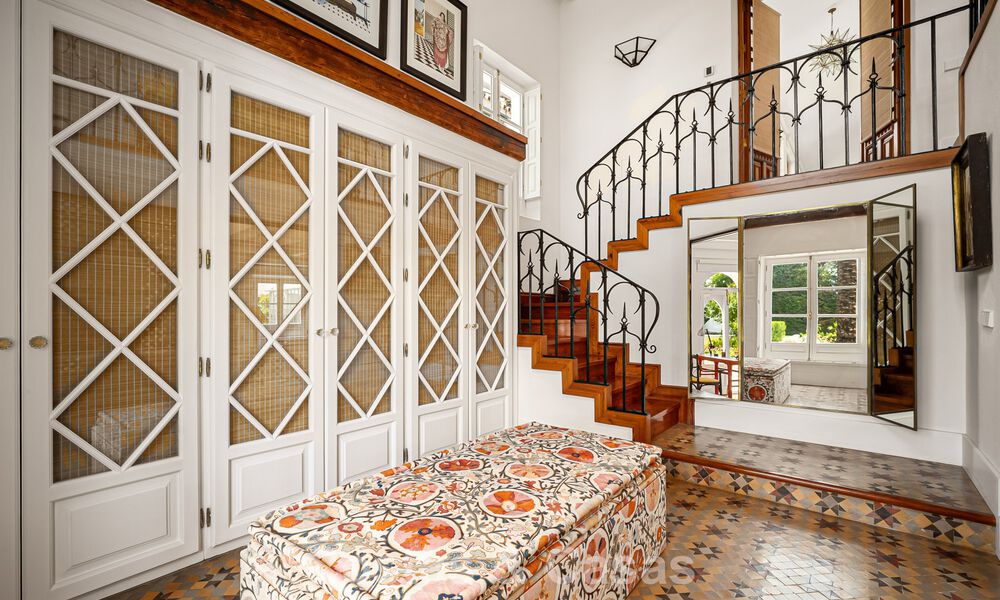 Majestuosa villa de lujo con estilo arquitectónico mediterráneo clásico en venta en Sierra Blanca, Marbella 798502