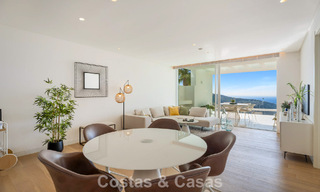 Apartamento moderno de lujo en venta con vistas al mar en un complejo boutique en las colinas cerca del centro de Marbella 798588 