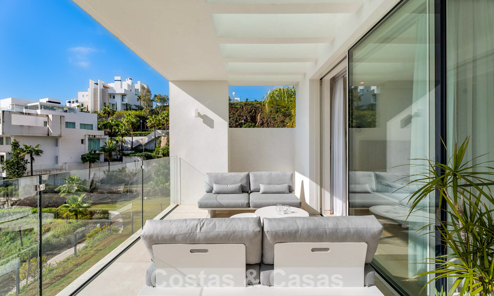 Apartamento moderno de lujo en venta con vistas al mar en un complejo boutique en las colinas cerca del centro de Marbella 798589