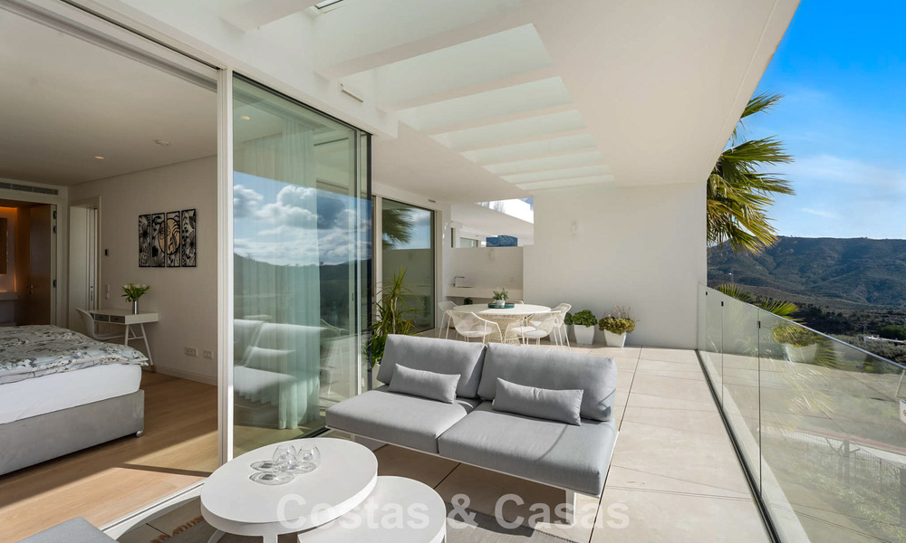 Apartamento moderno de lujo en venta con vistas al mar en un complejo boutique en las colinas cerca del centro de Marbella 798590