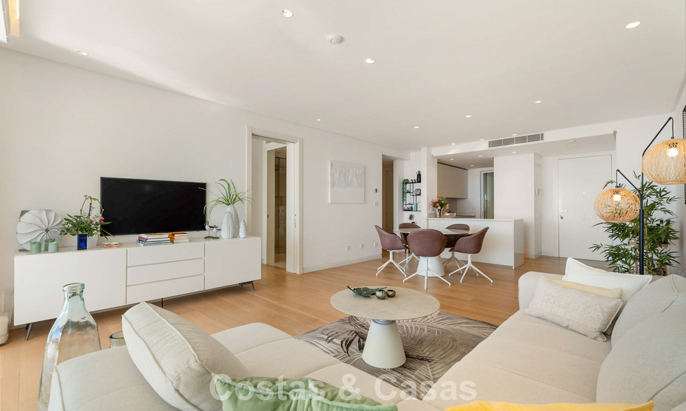 Apartamento moderno de lujo en venta con vistas al mar en un complejo boutique en las colinas cerca del centro de Marbella 798591