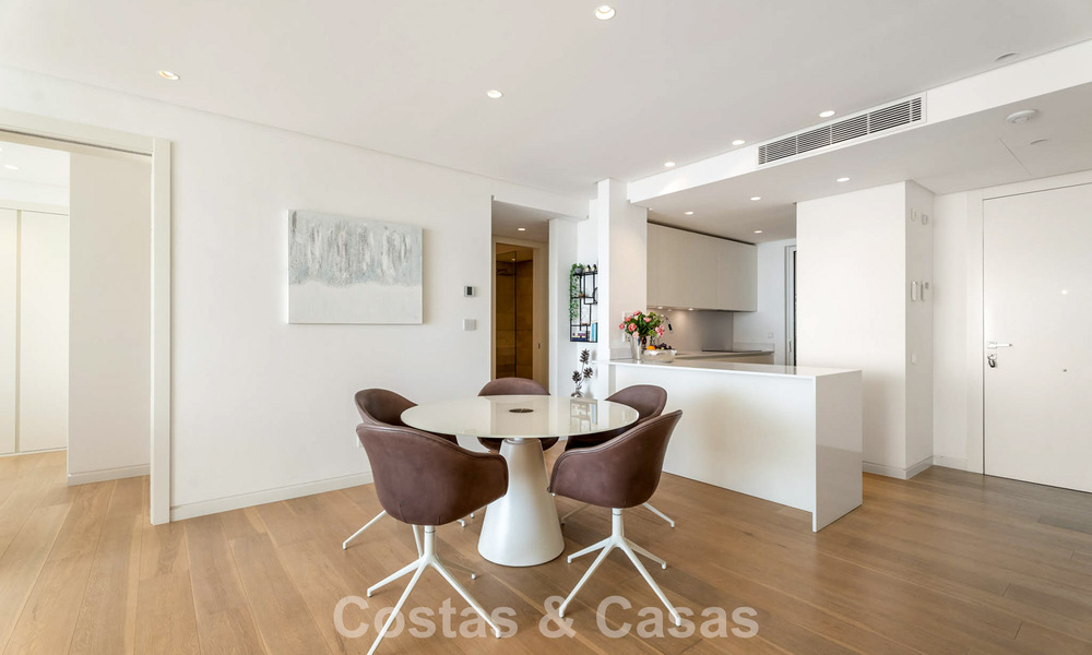 Apartamento moderno de lujo en venta con vistas al mar en un complejo boutique en las colinas cerca del centro de Marbella 798592
