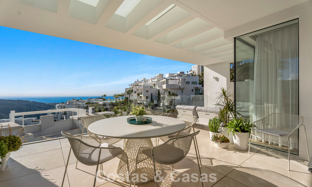 Apartamento moderno de lujo en venta con vistas al mar en un complejo boutique en las colinas cerca del centro de Marbella 798594