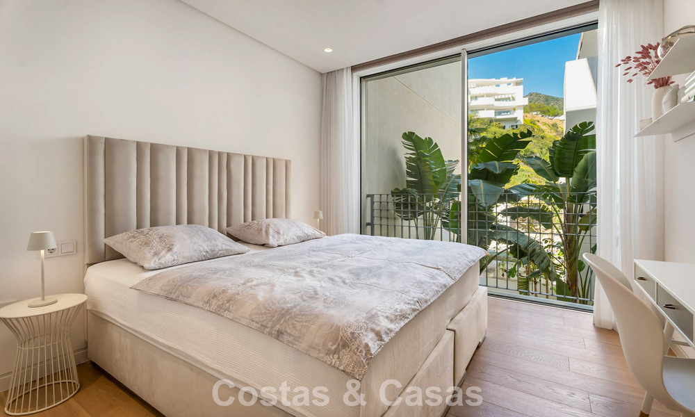 Apartamento moderno de lujo en venta con vistas al mar en un complejo boutique en las colinas cerca del centro de Marbella 798598