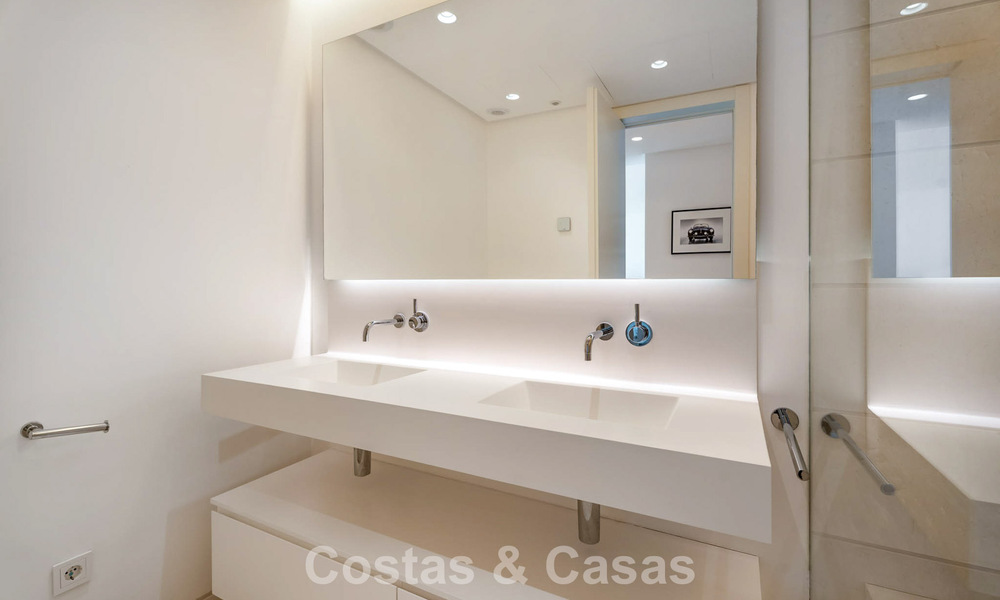Apartamento moderno de lujo en venta con vistas al mar en un complejo boutique en las colinas cerca del centro de Marbella 798600