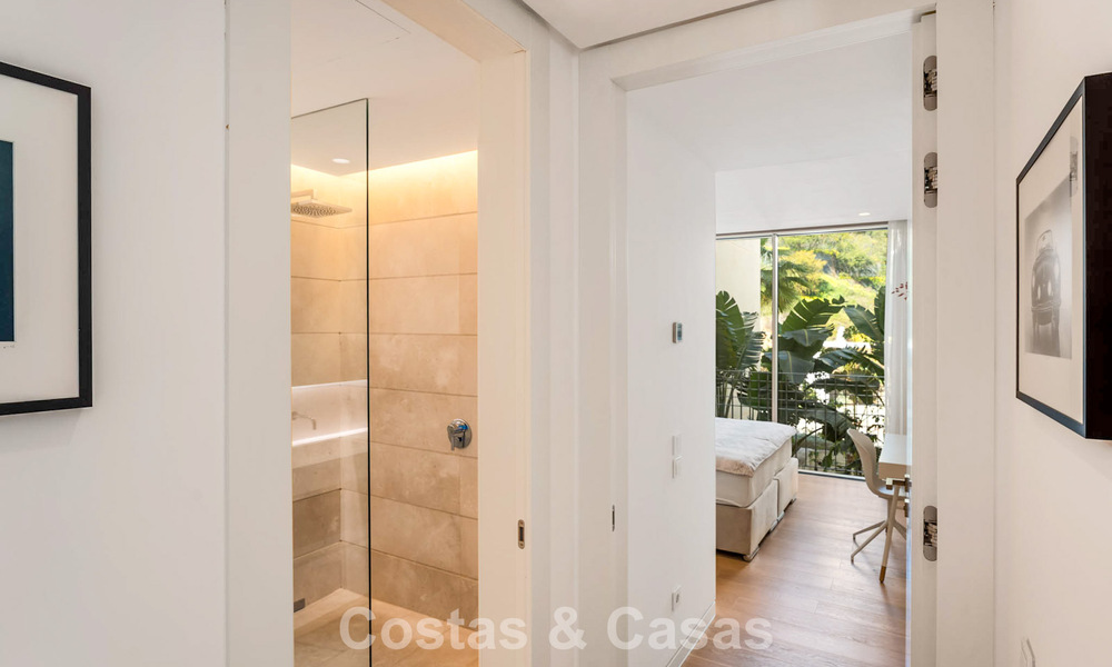 Apartamento moderno de lujo en venta con vistas al mar en un complejo boutique en las colinas cerca del centro de Marbella 798601