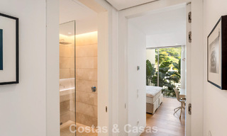 Apartamento moderno de lujo en venta con vistas al mar en un complejo boutique en las colinas cerca del centro de Marbella 798601 