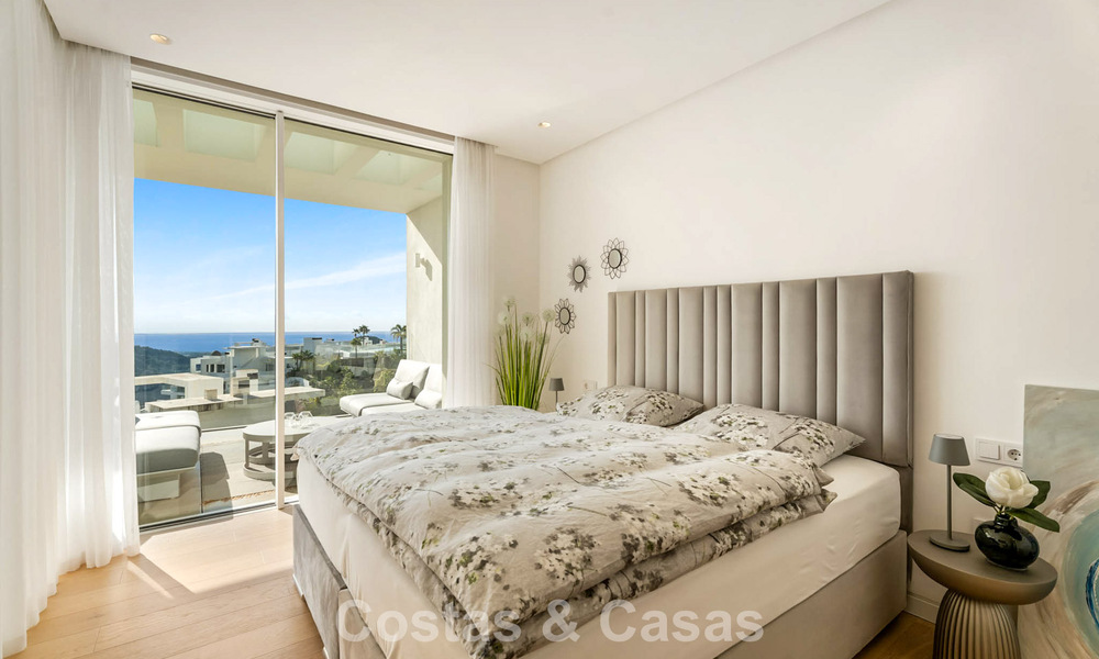 Apartamento moderno de lujo en venta con vistas al mar en un complejo boutique en las colinas cerca del centro de Marbella 798602