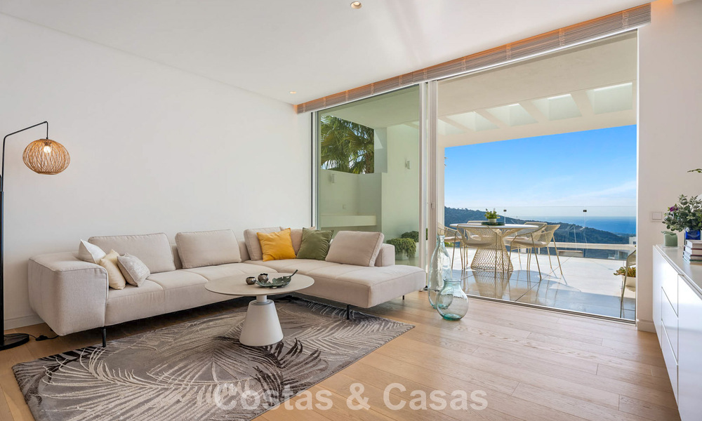 Apartamento moderno de lujo en venta con vistas al mar en un complejo boutique en las colinas cerca del centro de Marbella 798827