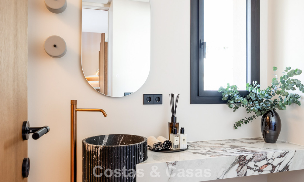 Lujosa casa de diseño con vistas panorámicas al mar en venta en La Quinta, Marbella - Benahavís 798627