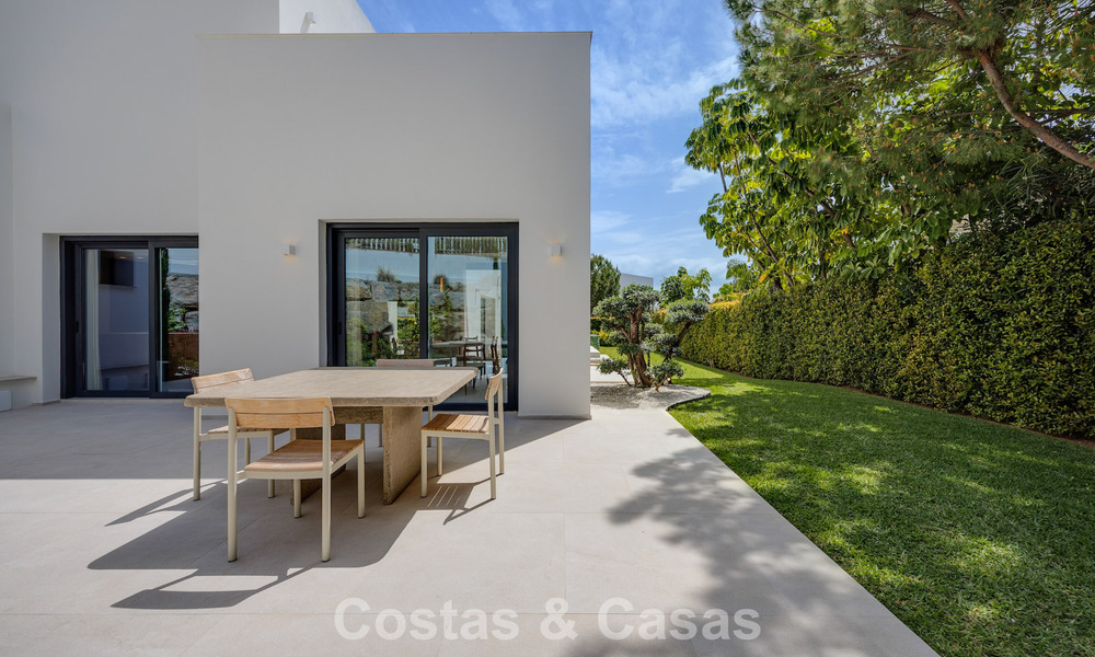 Villa de lujo, lista para entrar a vivir, de estilo contemporáneo mediterráneo en venta en una zona de golf de Marbella - Benahavís 798697