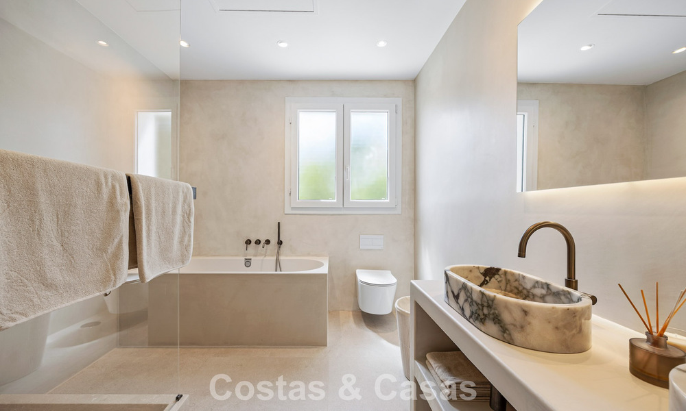 Villa de lujo, lista para entrar a vivir, de estilo contemporáneo mediterráneo en venta en una zona de golf de Marbella - Benahavís 798699