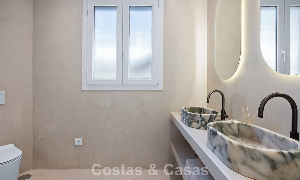 Villa de lujo, lista para entrar a vivir, de estilo contemporáneo mediterráneo en venta en una zona de golf de Marbella - Benahavís 798704