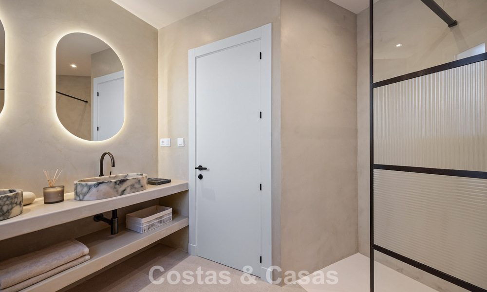 Villa de lujo, lista para entrar a vivir, de estilo contemporáneo mediterráneo en venta en una zona de golf de Marbella - Benahavís 798733