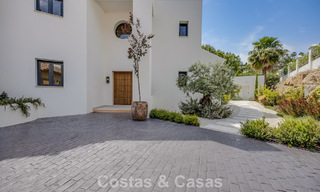 Villa de lujo, lista para entrar a vivir, de estilo contemporáneo mediterráneo en venta en una zona de golf de Marbella - Benahavís 798735 
