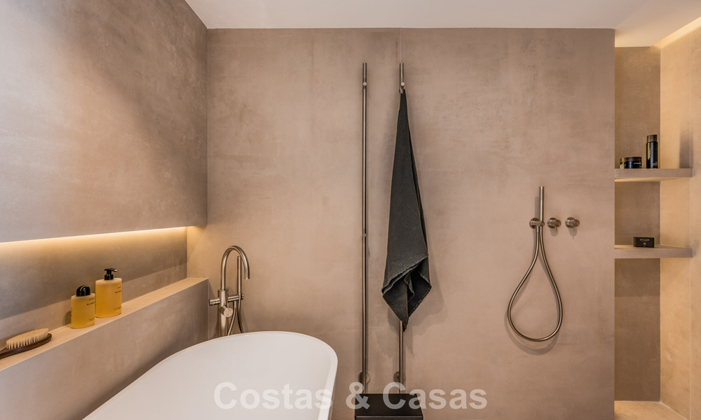 Elegante apartamento modernizado en venta, primera línea de Aloha Golf en Nueva Andalucía, Marbella 798772