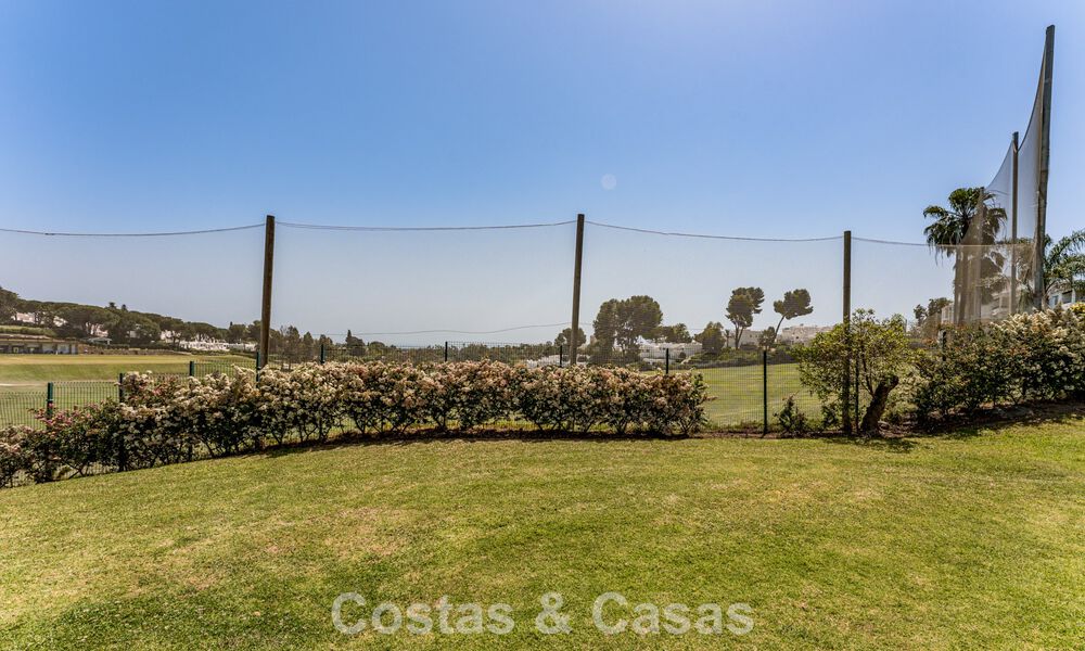 Elegante apartamento modernizado en venta, primera línea de Aloha Golf en Nueva Andalucía, Marbella 798776