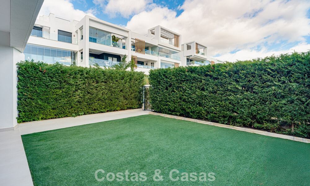 Apartamento moderno con jardín en venta en la New Golden Mile entre Marbella y Estepona 798807