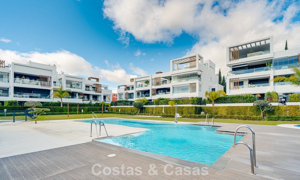 Apartamento moderno con jardín en venta en la New Golden Mile entre Marbella y Estepona 798809