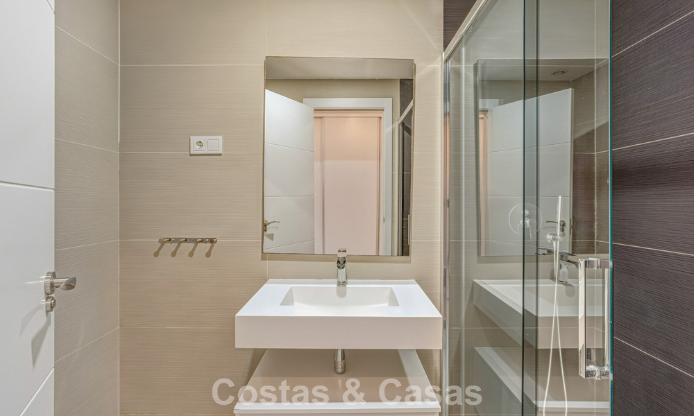 Apartamento moderno con jardín en venta en la New Golden Mile entre Marbella y Estepona 798812