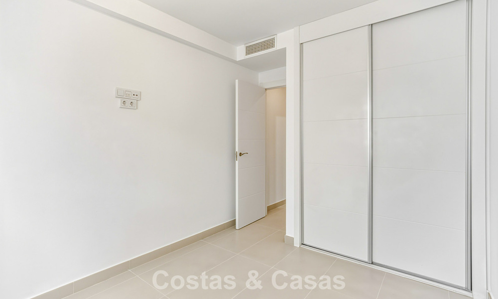 Apartamento moderno con jardín en venta en la New Golden Mile entre Marbella y Estepona 798813