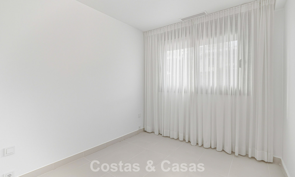 Apartamento moderno con jardín en venta en la New Golden Mile entre Marbella y Estepona 798816