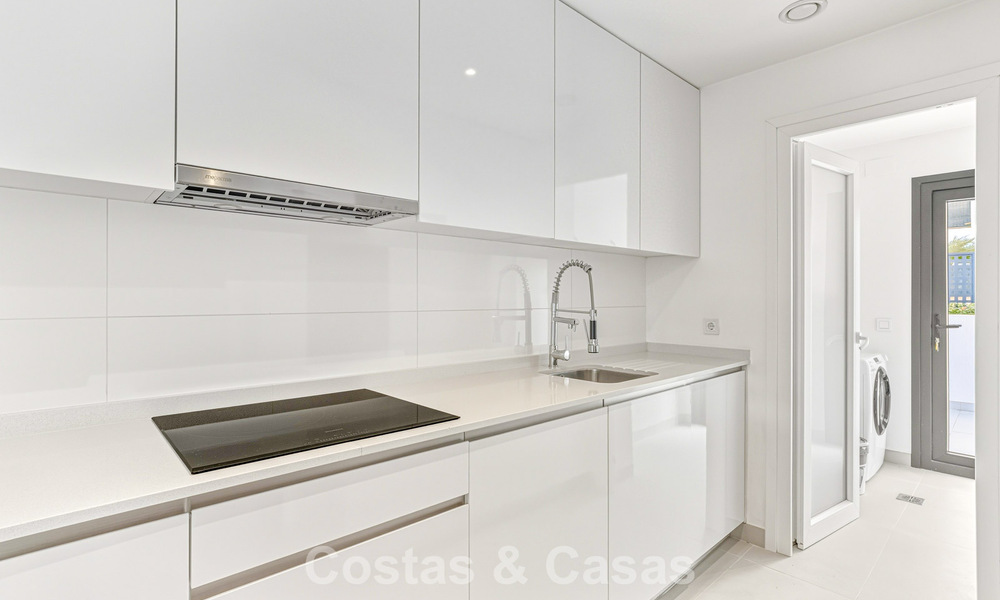 Apartamento moderno con jardín en venta en la New Golden Mile entre Marbella y Estepona 798820