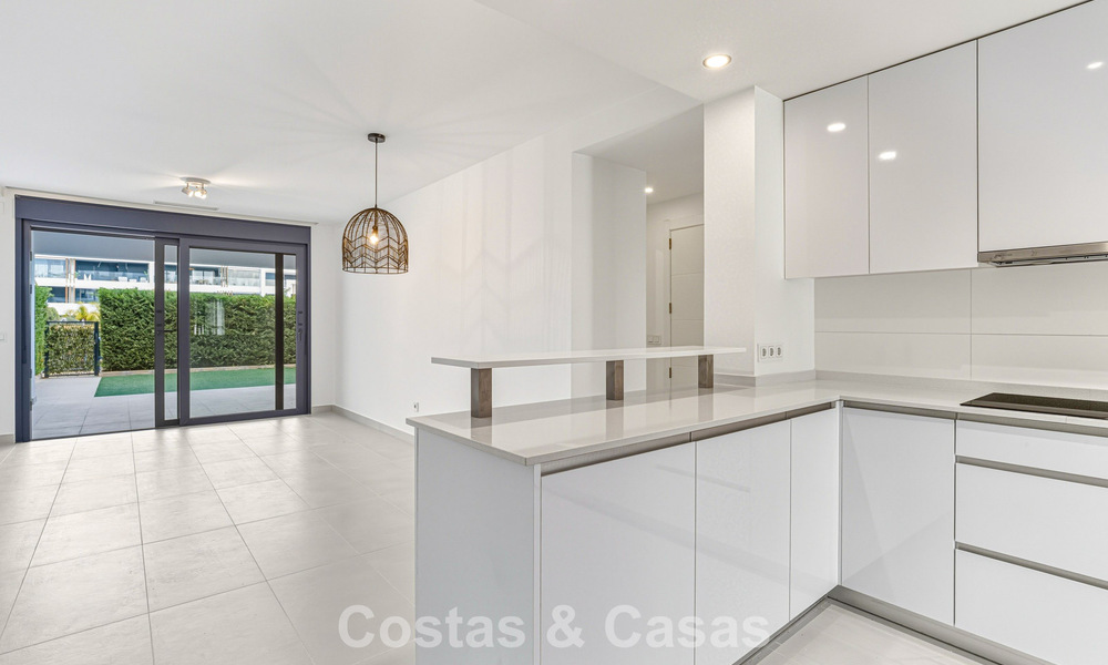 Apartamento moderno con jardín en venta en la New Golden Mile entre Marbella y Estepona 798821