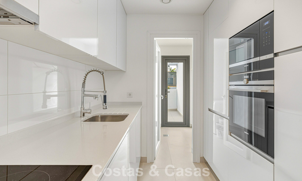 Apartamento moderno con jardín en venta en la New Golden Mile entre Marbella y Estepona 798823